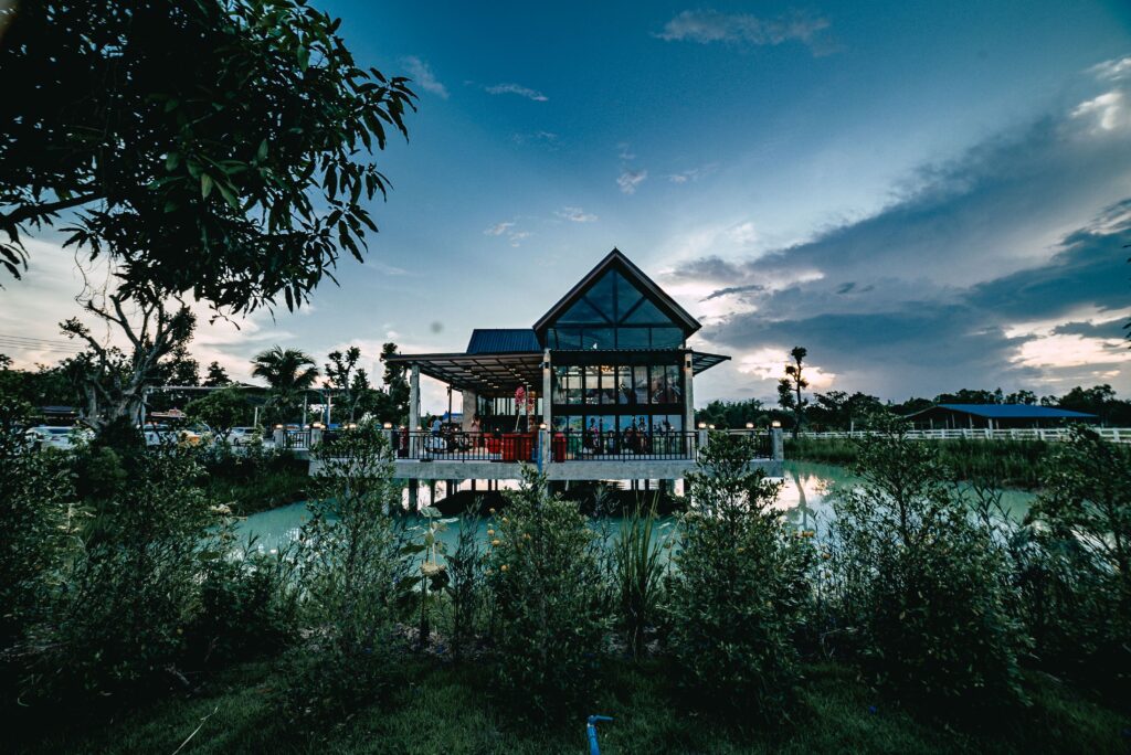 ร้านอาหารอีสานกลางทุ่ง กินข้าวกลางธรรมชาติ รสชาติแท้ที่หาไม่ได้ในเมือง